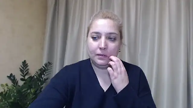 Snapshot of sweetpussy13 chatting on February 6, 9:53 am sweetpussy13 online show from February 6, 9:53 am