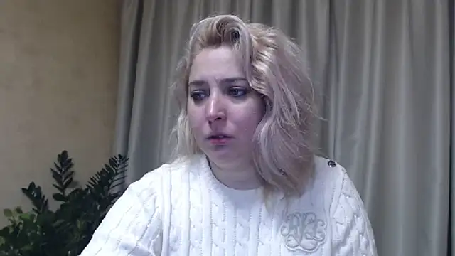 Snapshot of sweetpussy13 chatting on February 7, 7:07 am sweetpussy13 online show from February 7, 7:07 am