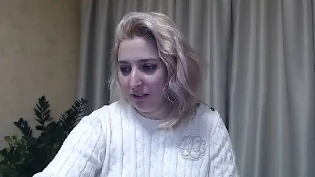 Snapshot of sweetpussy13 chatting on February 9, 9:47 am sweetpussy13 online show from February 9, 9:47 am