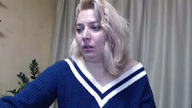 Snapshot of sweetpussy13 chatting on February 11, 10:15 am sweetpussy13 online show from February 11, 10:15 am