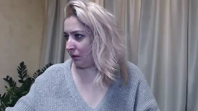 Snapshot of sweetpussy13 chatting on February 13, 6:52 am sweetpussy13 online show from February 13, 6:52 am