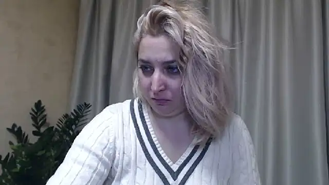 Snapshot of sweetpussy13 chatting on February 14, 10:07 am sweetpussy13 online show from February 14, 10:07 am