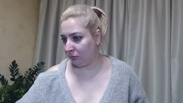 Snapshot of sweetpussy13 chatting on February 15, 6:44 am sweetpussy13 online show from February 15, 6:44 am