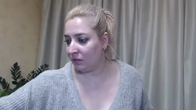 Snapshot of sweetpussy13 chatting on February 15, 9:49 am sweetpussy13 online show from February 15, 9:49 am