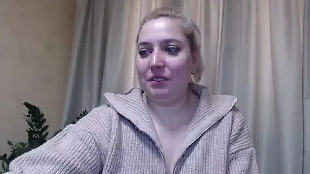 Snapshot of sweetpussy13 chatting on February 19, 6:55 am sweetpussy13 online show from February 19, 6:55 am