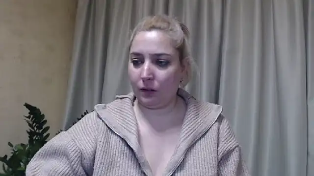 Snapshot of sweetpussy13 chatting on February 19, 10:01 am sweetpussy13 online show from February 19, 10:01 am