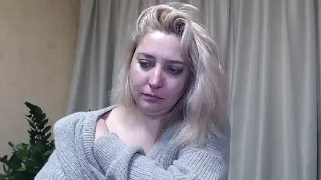 Snapshot of sweetpussy13 chatting on February 20, 9:55 am sweetpussy13 online show from February 20, 9:55 am