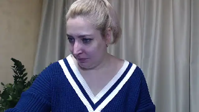 Snapshot of sweetpussy13 chatting on February 22, 6:50 am sweetpussy13 online show from February 22, 6:50 am