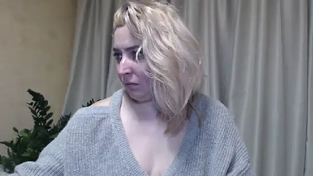 Snapshot of sweetpussy13 chatting on February 25, 9:42 am sweetpussy13 online show from February 25, 9:42 am