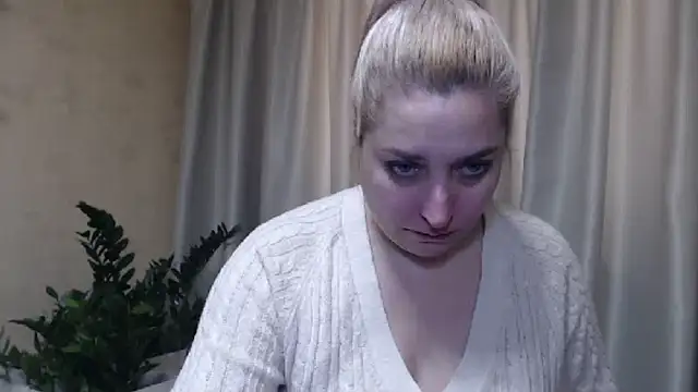 Snapshot of sweetpussy13 chatting on February 26, 7:20 am sweetpussy13 online show from February 26, 7:20 am
