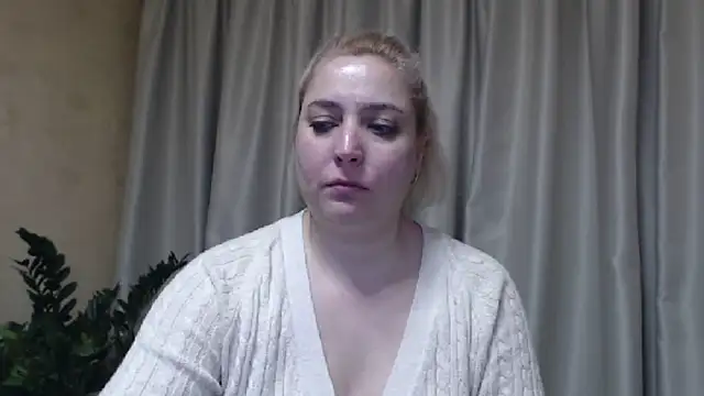 Snapshot of sweetpussy13 chatting on March 7, 9:07 am sweetpussy13 online show from March 7, 9:07 am