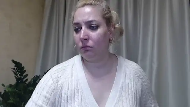 Snapshot of sweetpussy13 chatting on March 13, 10:15 am sweetpussy13 online show from March 13, 10:15 am