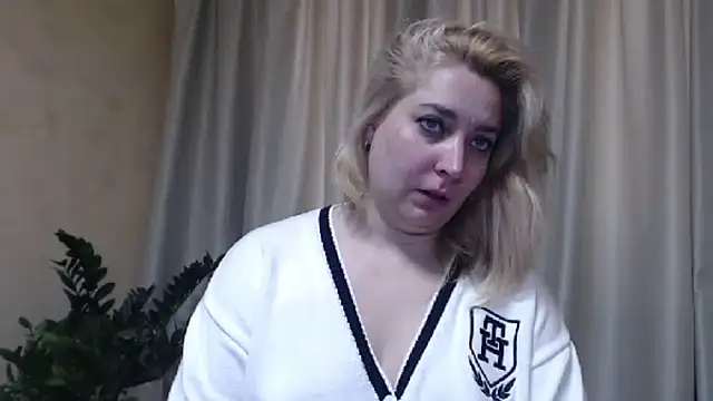 Snapshot of sweetpussy13 chatting on March 14, 6:32 am sweetpussy13 online show from March 14, 6:32 am