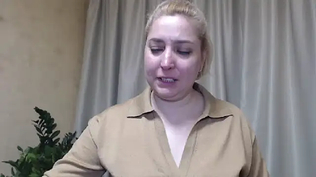 Snapshot of sweetpussy13 chatting on March 15, 6:25 am sweetpussy13 online show from March 15, 6:25 am