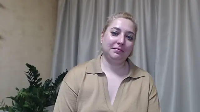 Snapshot of sweetpussy13 chatting on March 15, 9:30 am sweetpussy13 online show from March 15, 9:30 am