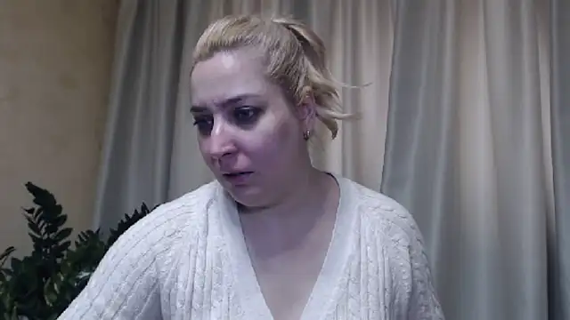 Snapshot of sweetpussy13 chatting on March 19, 7:29 am sweetpussy13 online show from March 19, 7:29 am