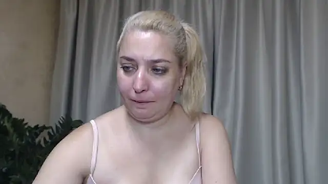 Snapshot of sweetpussy13 chatting on September 10, 5:07 am sweetpussy13 online show from September 10, 5:07 am