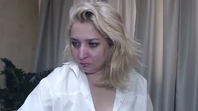 Snapshot of sweetpussy13 chatting on September 14, 6:01 am sweetpussy13 online show from September 14, 6:01 am