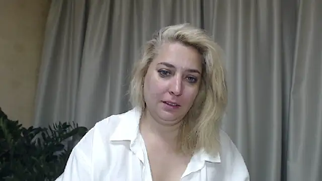 Snapshot of sweetpussy13 chatting on September 17, 5:31 am sweetpussy13 online show from September 17, 5:31 am