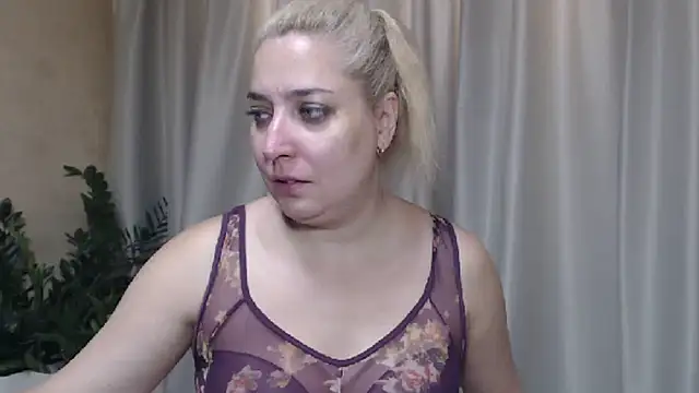 Snapshot of sweetpussy13 chatting on September 20, 5:52 am sweetpussy13 online show from September 20, 5:52 am
