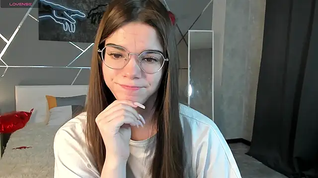 miss  evelyne online show from April 1, 6:36 am