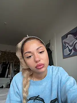 Snapshot of SilkyMira chatting on December 15, 10:41 am SilkyMira online show from December 15, 10:41 am