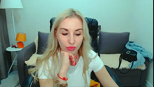 Snapshot of Hanna--Sweet chatting on May 16, 2:27 pm Hanna--Sweet online show from May 16, 2:27 pm