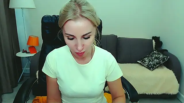 Snapshot of Hanna--Sweet chatting on June 4, 10:32 am Hanna--Sweet online show from June 4, 10:32 am