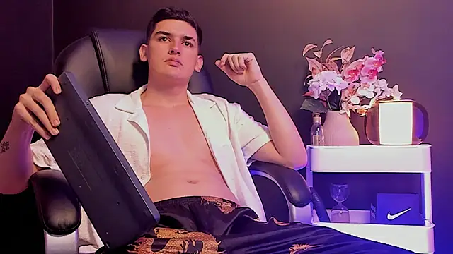 Valentino ceratti online show from February 7, 4:27 am