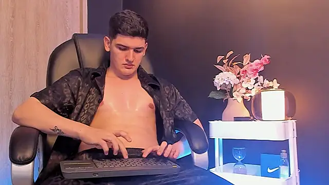 Valentino ceratti online show from February 11, 6:29 am