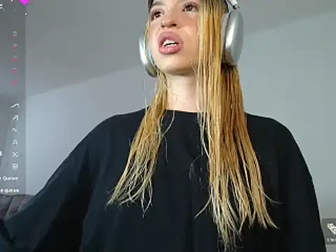 Snapshot of alina_lee chatting on December 14, 8:57 pm alina lee online show from December 14, 8:57 pm