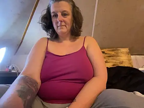 Snapshot of MommaBear5676 chatting on December 15, 2:32 pm MommaBear5676 online show from December 15, 2:32 pm