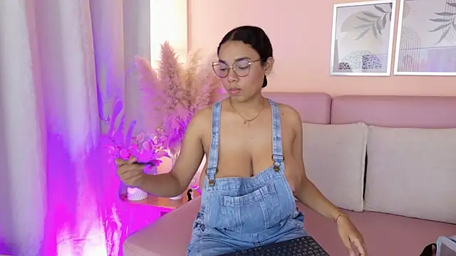 Snapshot of Emmy_And_Luna chatting on July 2, 12:33 pm Emmy And Luna online show from July 2, 12:33 pm