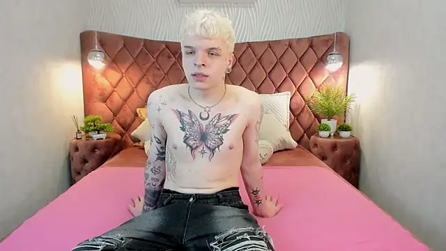 Snapshot of MillerBills chatting on December 14, 11:48 am MillerBills online show from December 14, 11:48 am