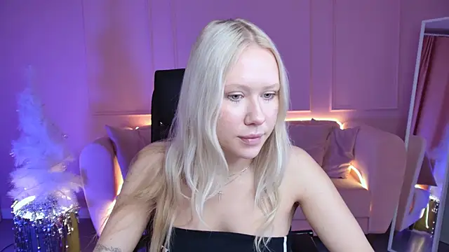 Snapshot of AprilChambers chatting on December 15, 5:23 am AprilChambers online show from December 15, 5:23 am