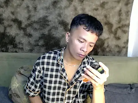 Snapshot of ur_twinkKirk6969 chatting on June 23, 2:15 pm ur twinkKirk6969 online show from June 23, 2:15 pm