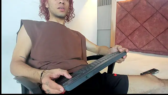 TAYSON SCOTT online show from December 18, 1:39 pm