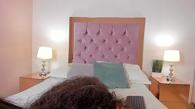 zenda bianchi online show from January 10, 7:04 pm