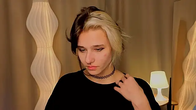 Snapshot of LizNostrand chatting on December 19, 6:42 am LizNostrand online show from December 19, 6:42 am