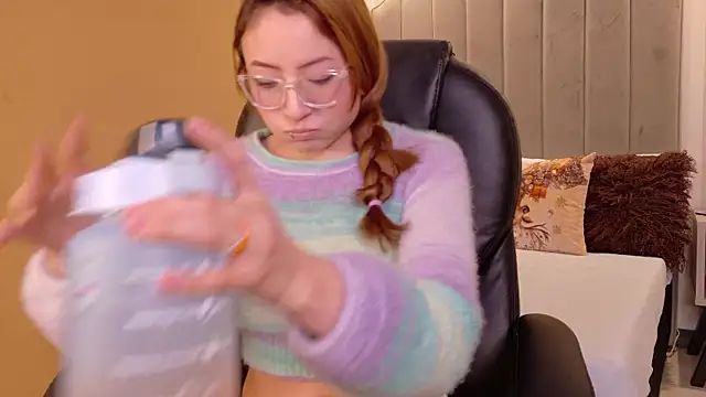 danielamilles online show from January 10, 2:08 pm