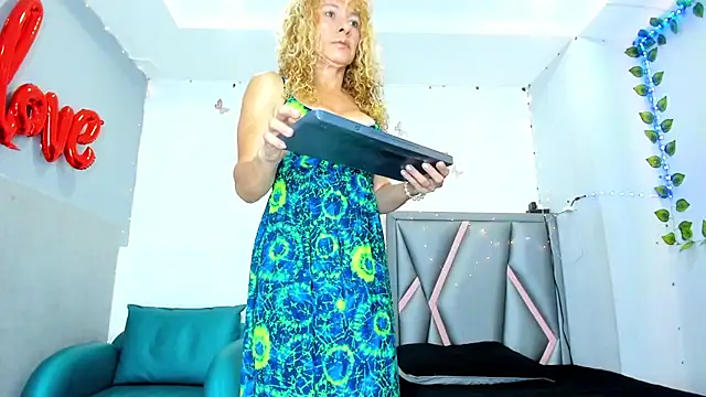 Esterlindez online show from July 30, 8:08 pm