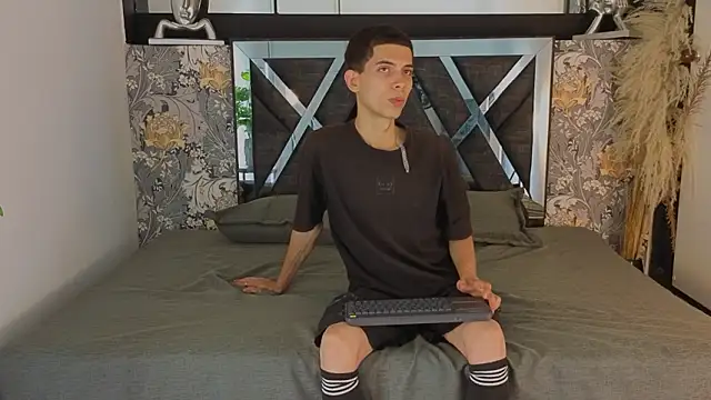 prettyboyy 13 online show from February 2, 9:24 pm