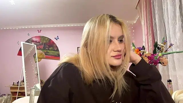 Snapshot of MelisaBloomy chatting on December 14, 2:11 pm MelisaBloomy online show from December 14, 2:11 pm