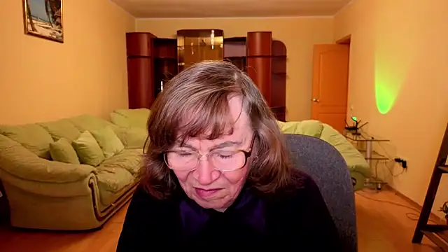 Snapshot of Betty_Bricks chatting on December 16, 1:38 pm Betty Bricks online show from December 16, 1:38 pm