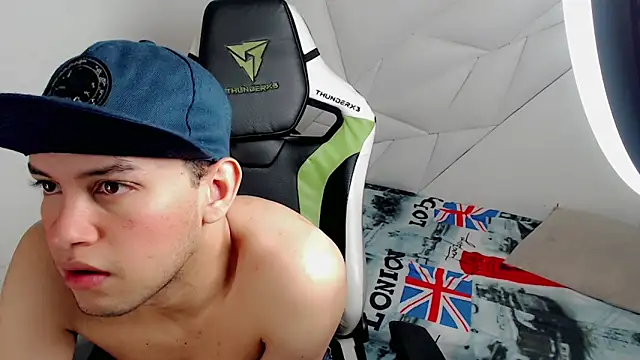 Snapshot of Luky_twink chatting on December 15, 4:17 am Luky twink online show from December 15, 4:17 am