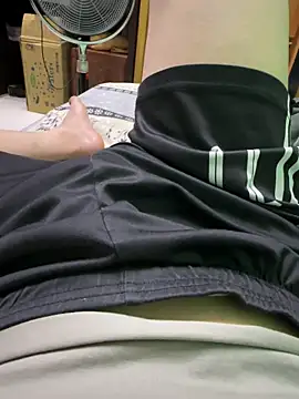 Snapshot of zzzzx989 chatting on April 6, 2:42 am zzzzx989 online show from April 6, 2:42 am