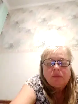 Snapshot of LinaLight88 chatting on December 17, 8:59 pm LinaLight88 online show from December 17, 8:59 pm