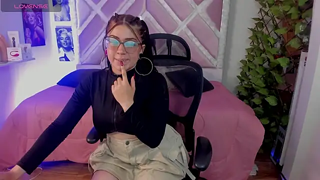 Snapshot of Sraemma chatting on December 17, 10:27 pm Sraemma online show from December 17, 10:27 pm