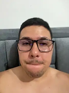 Snapshot of juanjr-1995- chatting on December 15, 3:33 am juanjr-1995- online show from December 15, 3:33 am