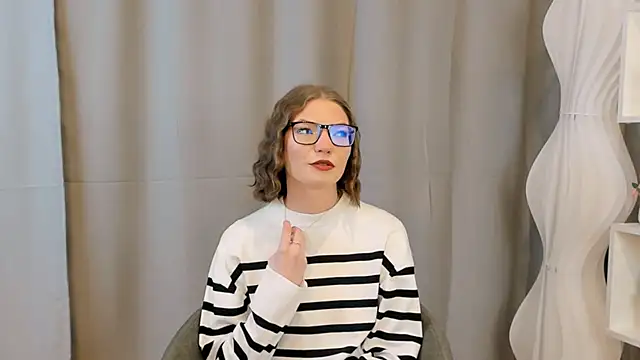 JeaneneWoltz online show from December 18, 9:04 am